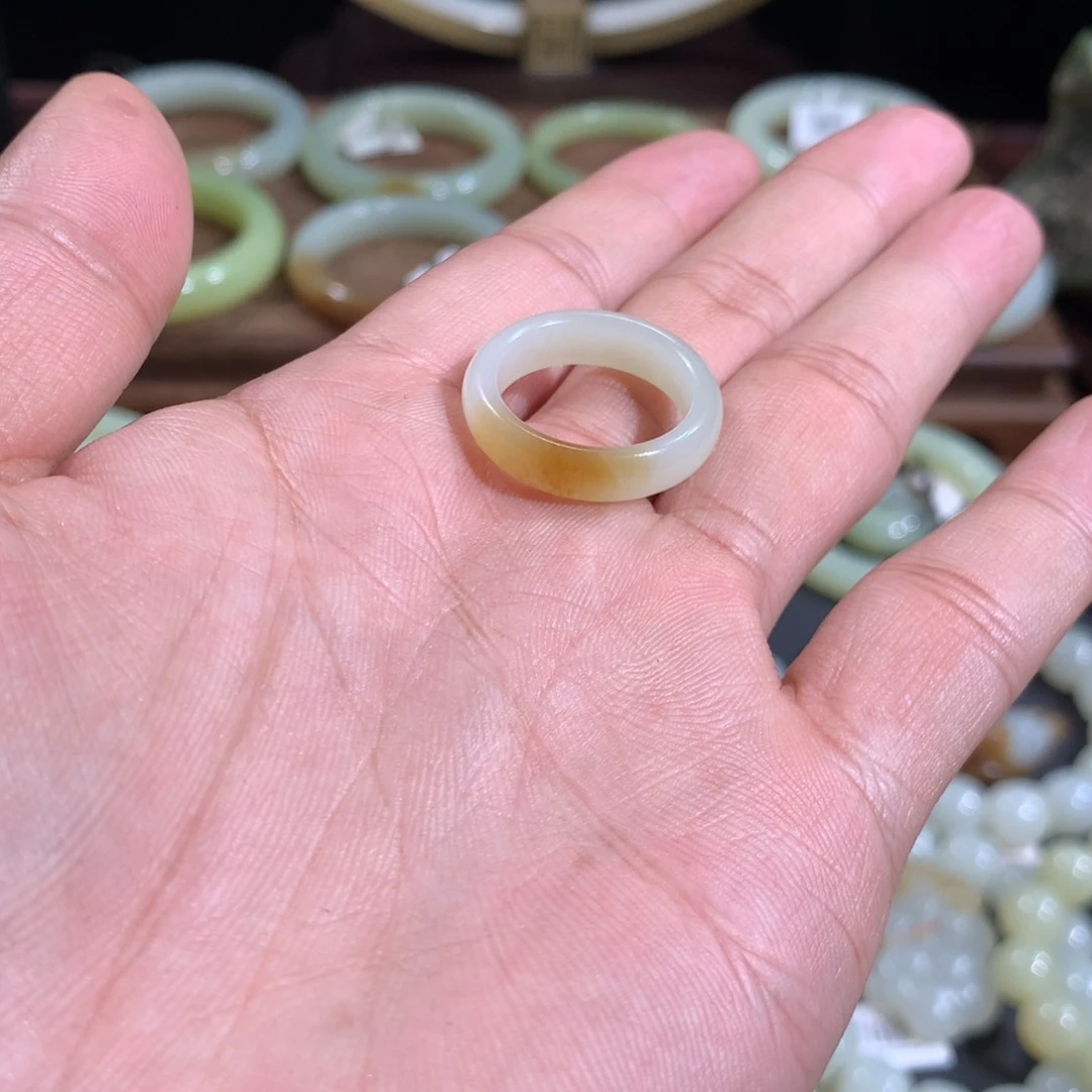 和田玉戒指未镶嵌裤**?新疆且末金山矿糖白戒圈