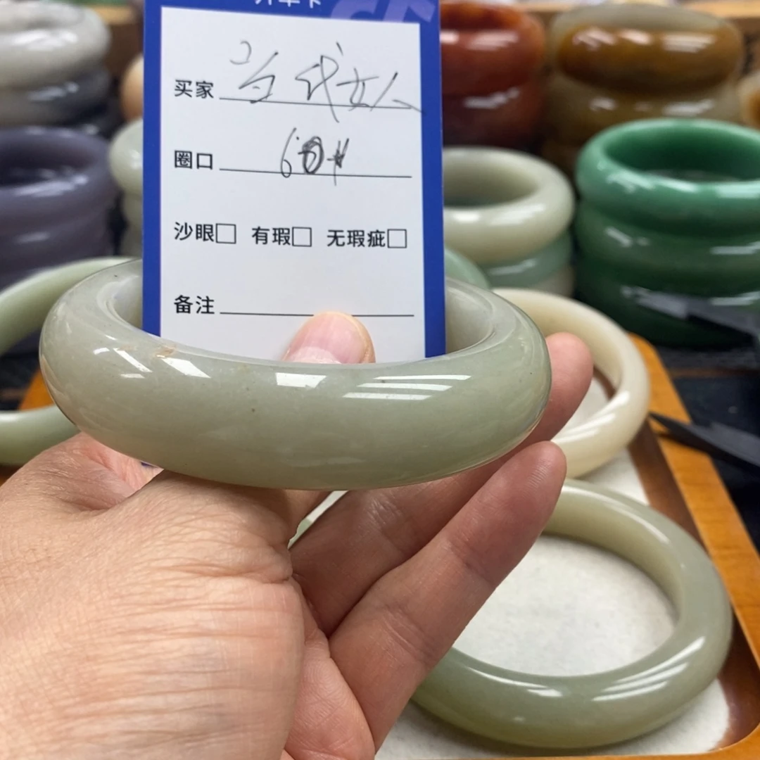 当***人石英质玉手镯未镶嵌