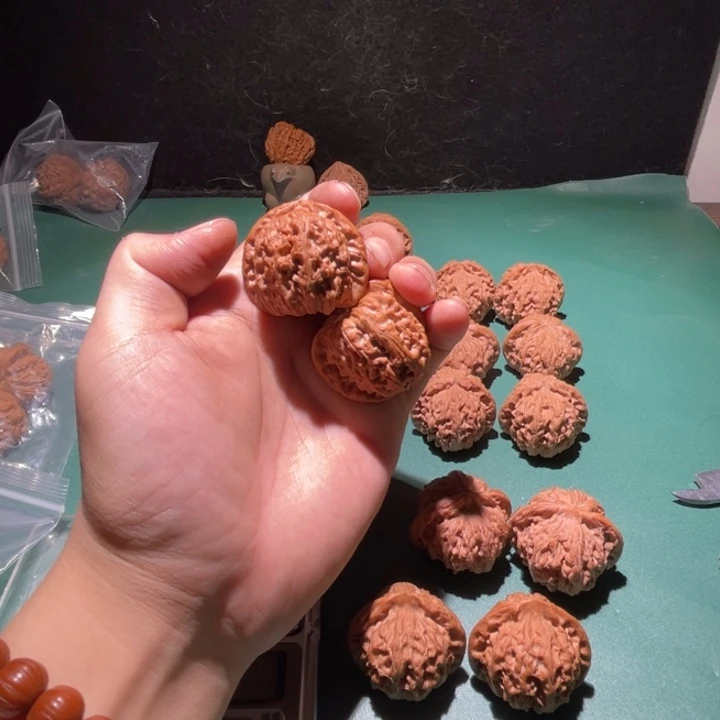 乌***斯吊坠文玩核桃39全品球白