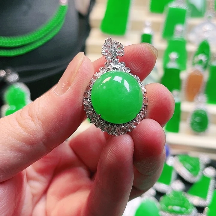 翡翠吊坠(不含链)18K金镶嵌蛋面吊坠