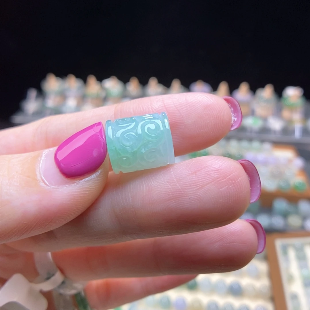 翡翠未镶嵌颈饰飘绿桶珠