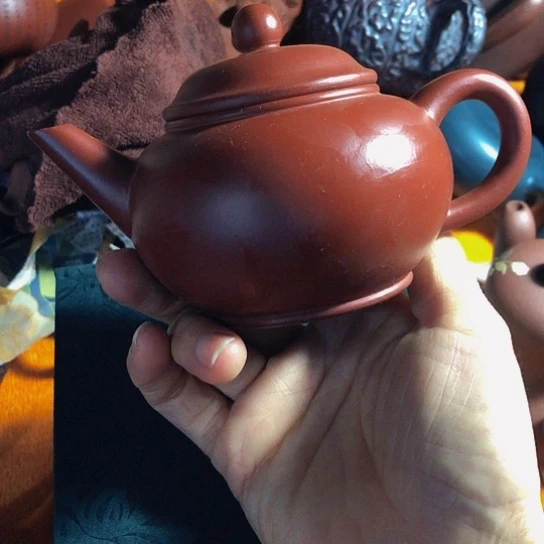 紫砂茶壶原矿泥料手工制作的紫砂壶。