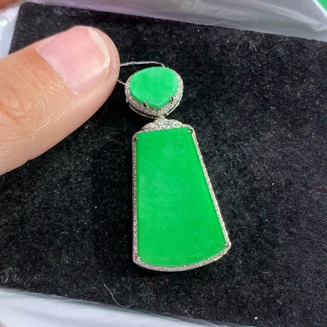 翡翠吊坠(赠链)18K金镶嵌