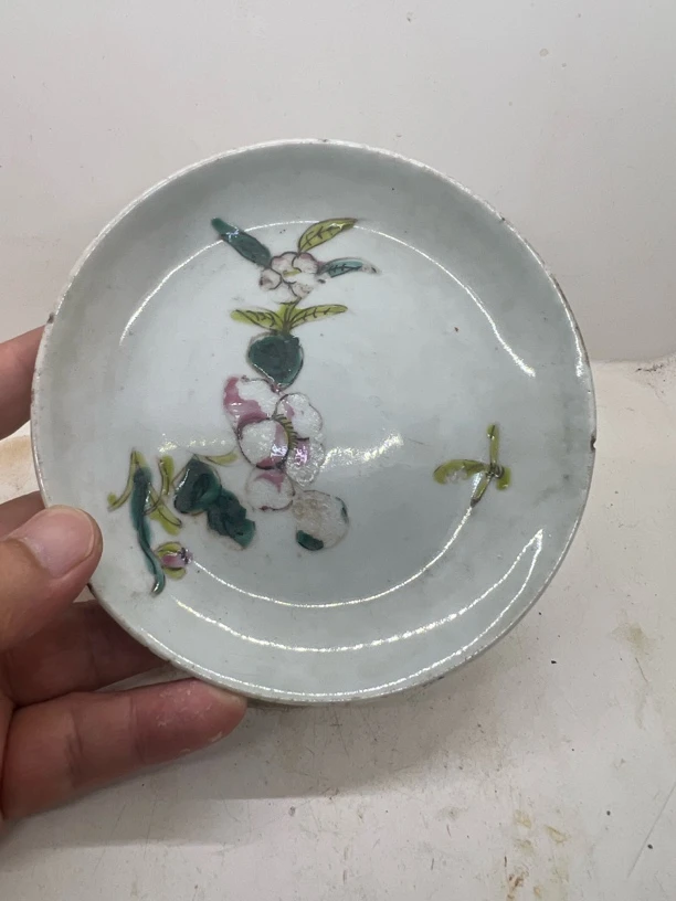 粉彩花卉赏盘。口沿毛嗑！