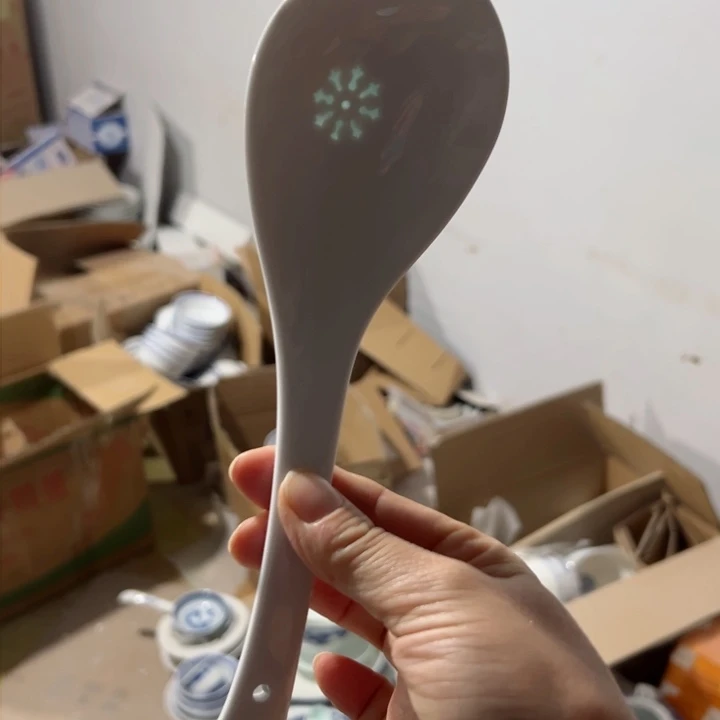 碗纯白雕刻雪花小勺