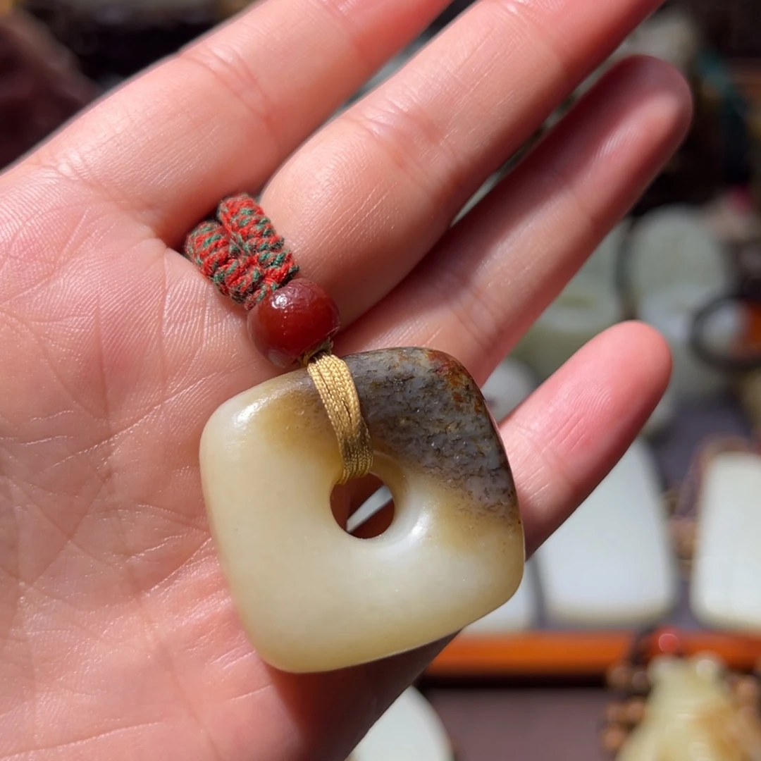 慎***言和田玉未镶嵌颈饰