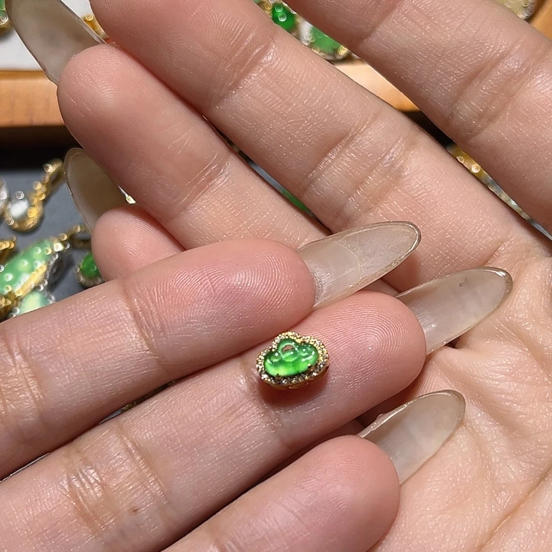 翡翠18K金镶嵌颈饰