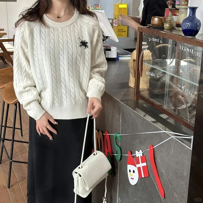 TY0031 圆领小马标扭花针织衫精致刺绣