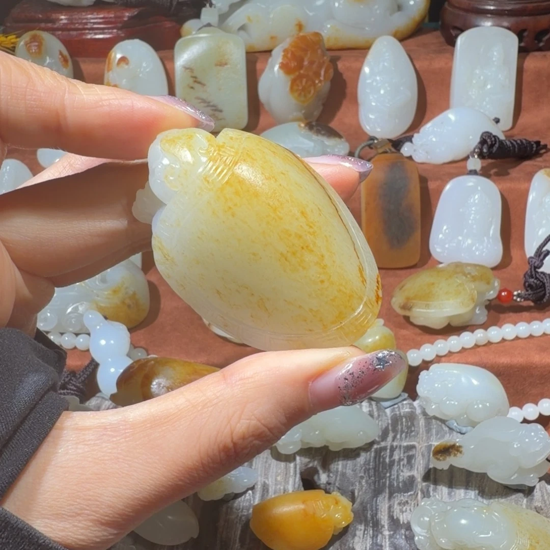 满***红和田玉未镶嵌颈饰