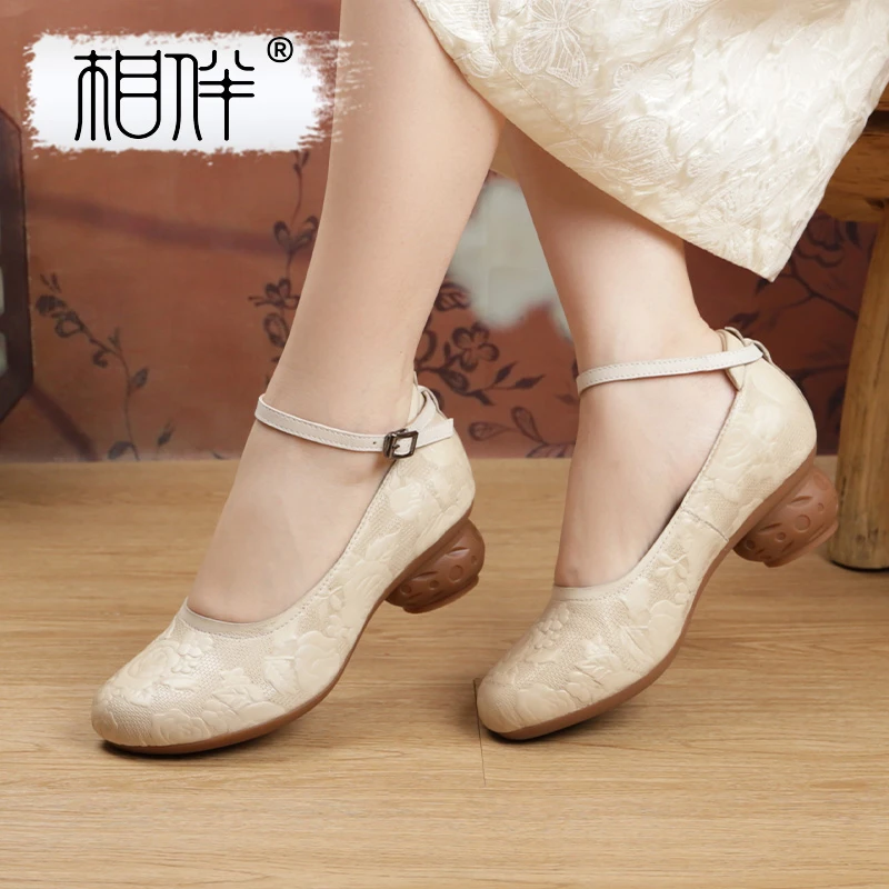 相伴相伴夏季手工暗花单鞋中跟圆头民族风大码羊皮女鞋53252
