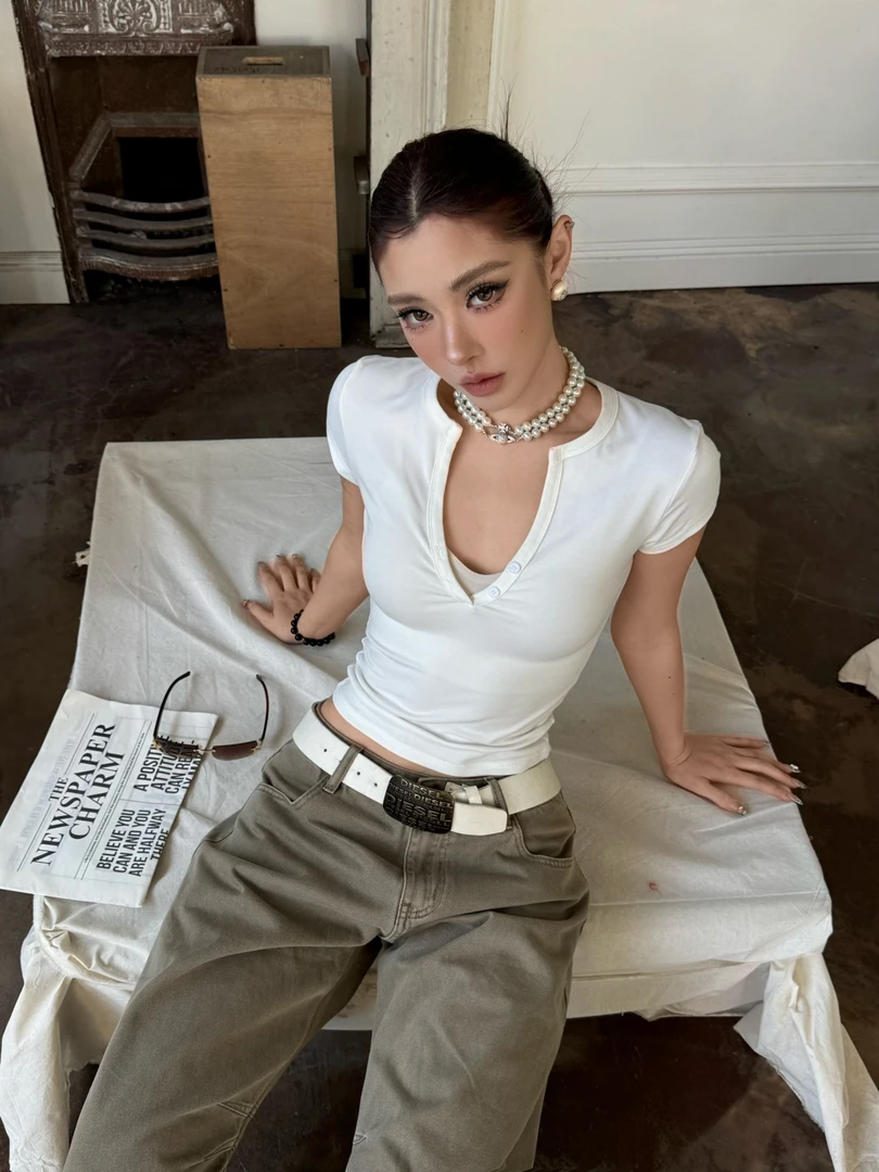 ONETOP简约V领T恤带扣短t百搭修身上衣纯色辣妹短袖WT50313SZ10