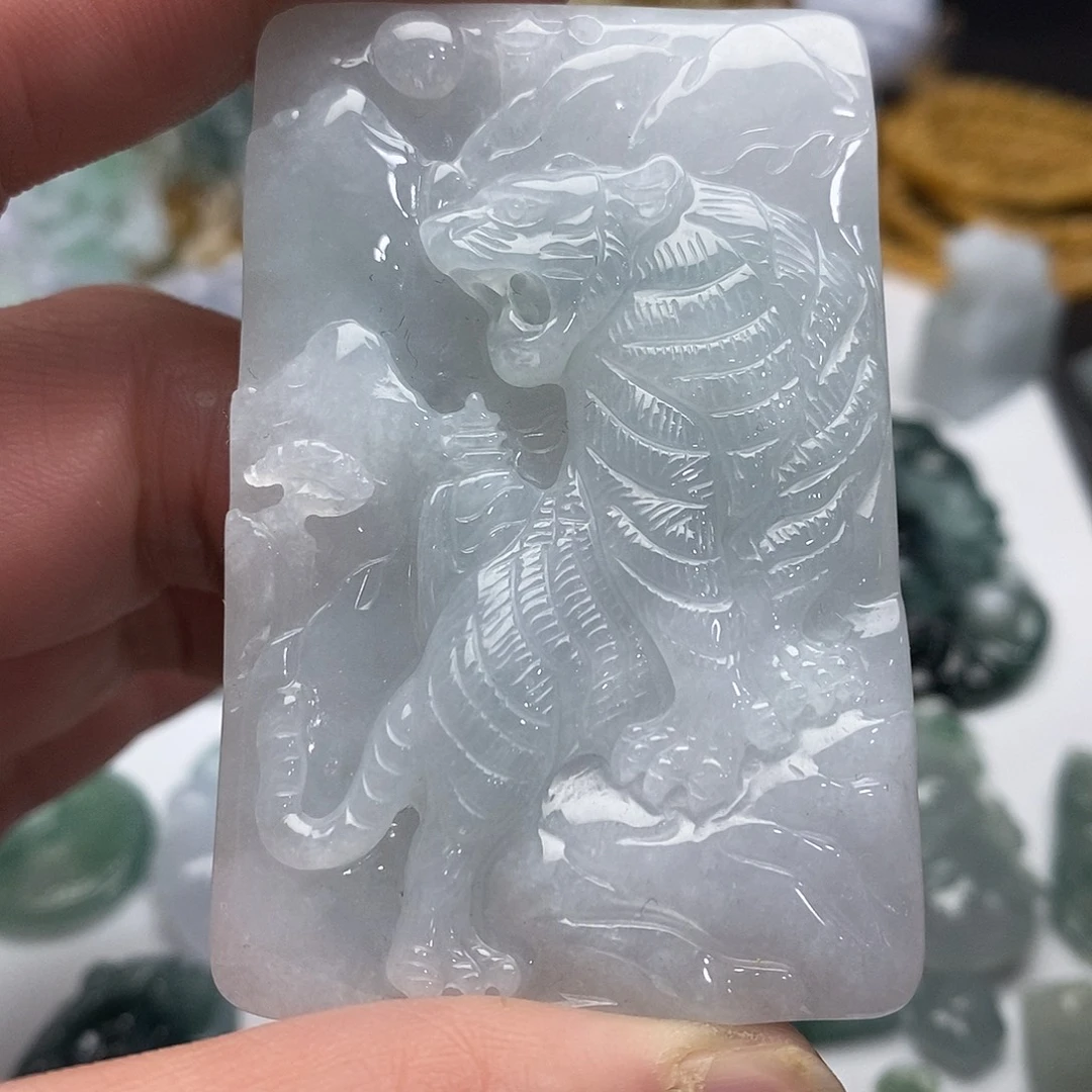 翡翠未镶嵌颈饰虎牌