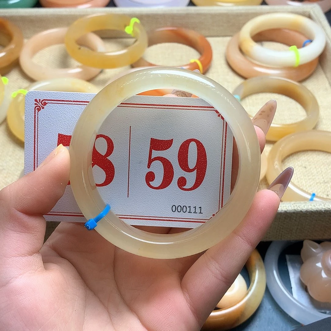 未镶嵌石英质玉（黄龙玉）手镯