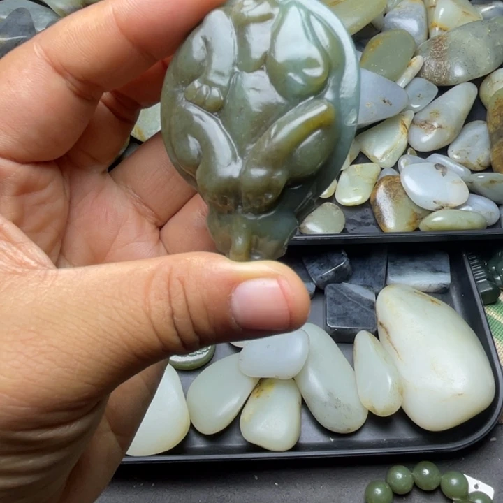 未镶嵌和田玉珠宝半成品有包容