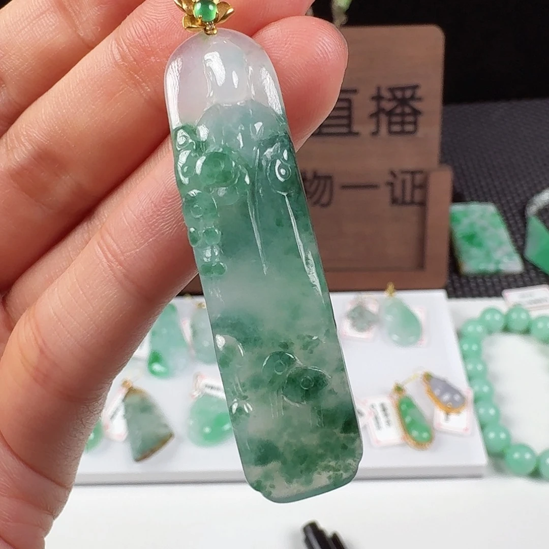 翡翠18K金镶嵌颈饰