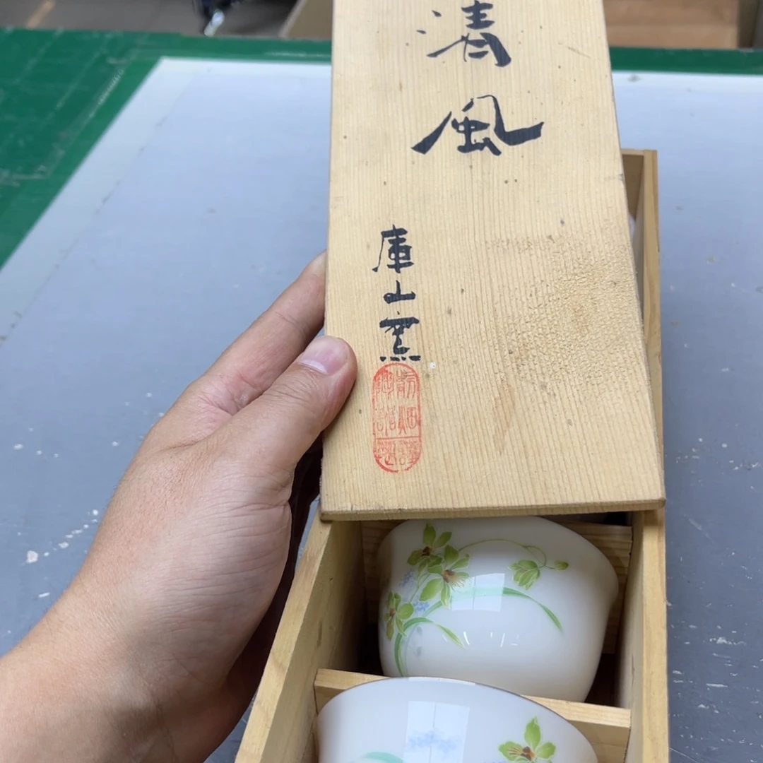 瓷片密密麻麻地铺满一