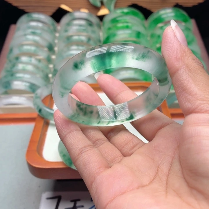 意***人石英质玉未镶嵌手镯