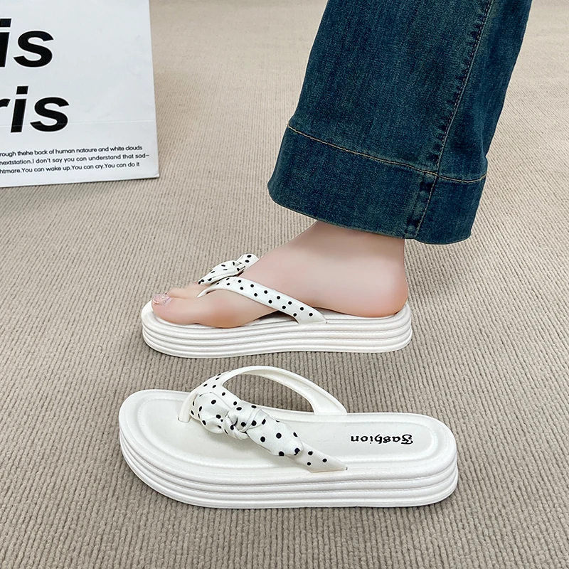 凉拖鞋设计感夏季休闲风软底人字拖女士防滑外出拖鞋韩版凉鞋外穿