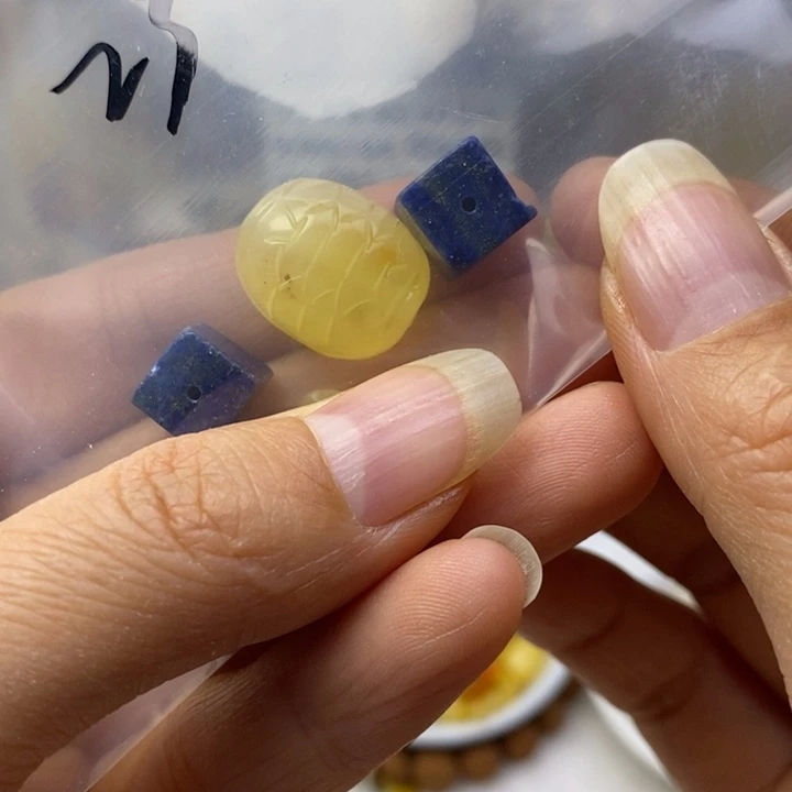 老***老蜜蜡未镶嵌裸石瑕疵