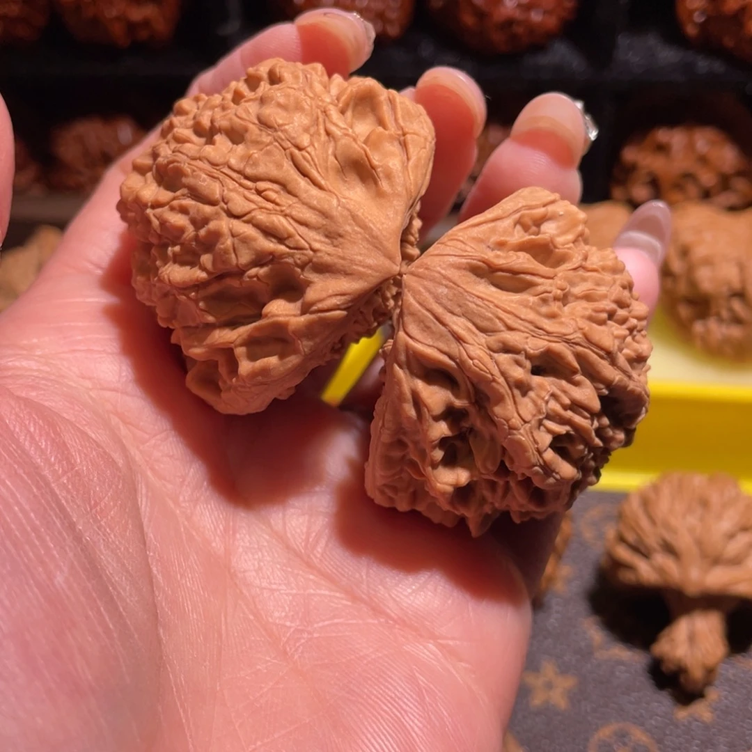 文玩核桃吊坠舌头