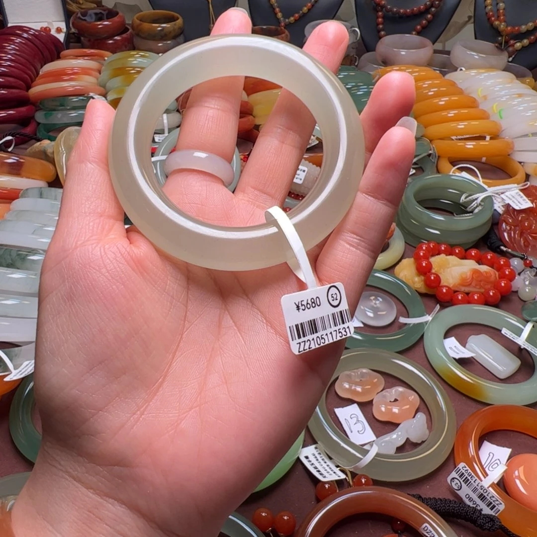 夏***沫石英岩玉未镶嵌手镯