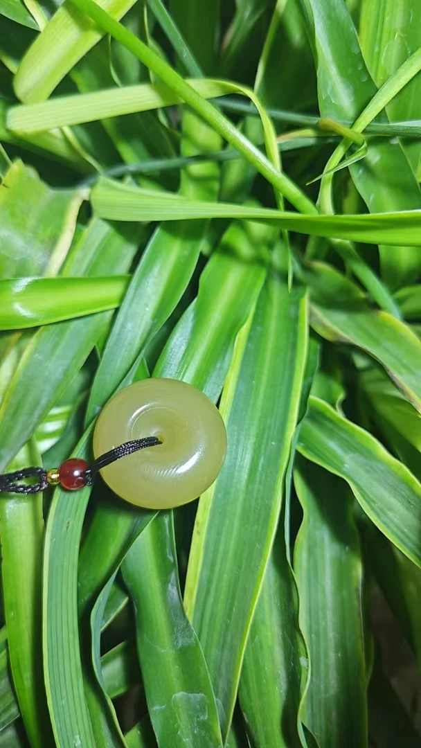 红糖色精美时尚平安扣吊坠