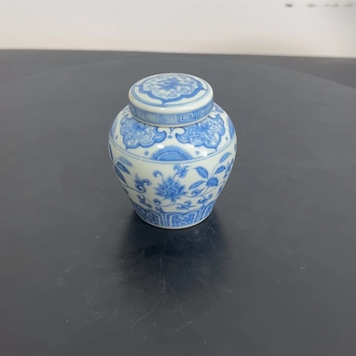 罐用****0一个青花花卉纹盖罐