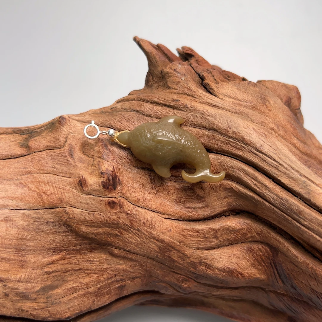 和田玉海豚雕刻吊坠