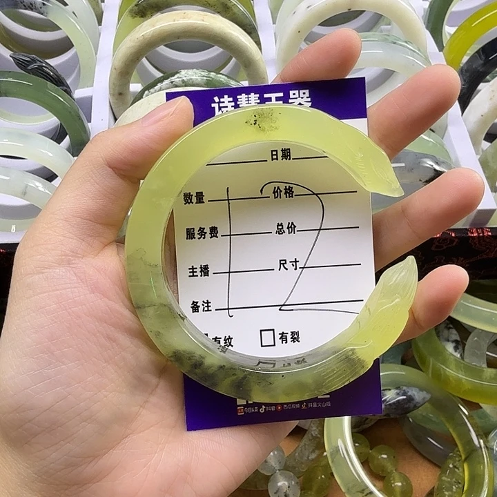 青***。蛇纹石玉未镶嵌手镯