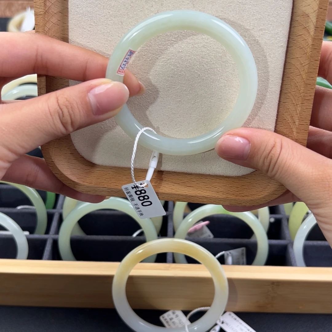 和田玉未镶嵌手镯