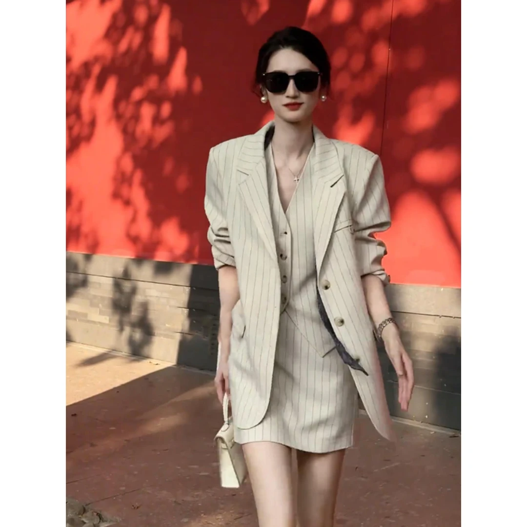 丢丢2025早秋新款轻熟气质通勤法式复古高级感马甲短裙西装三件套
