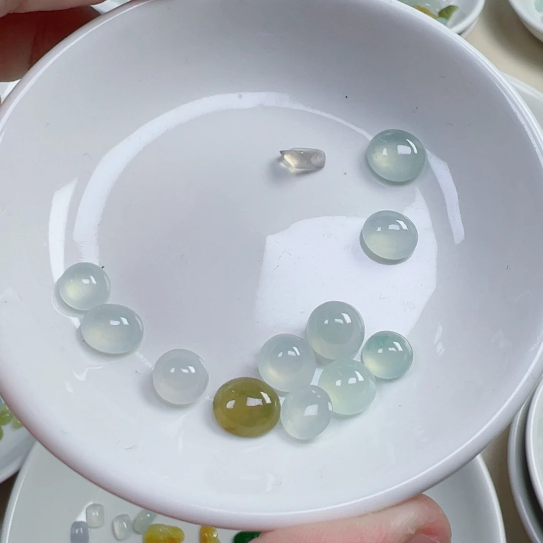 翡翠散珠蛋面一个，可挑，多样性发货