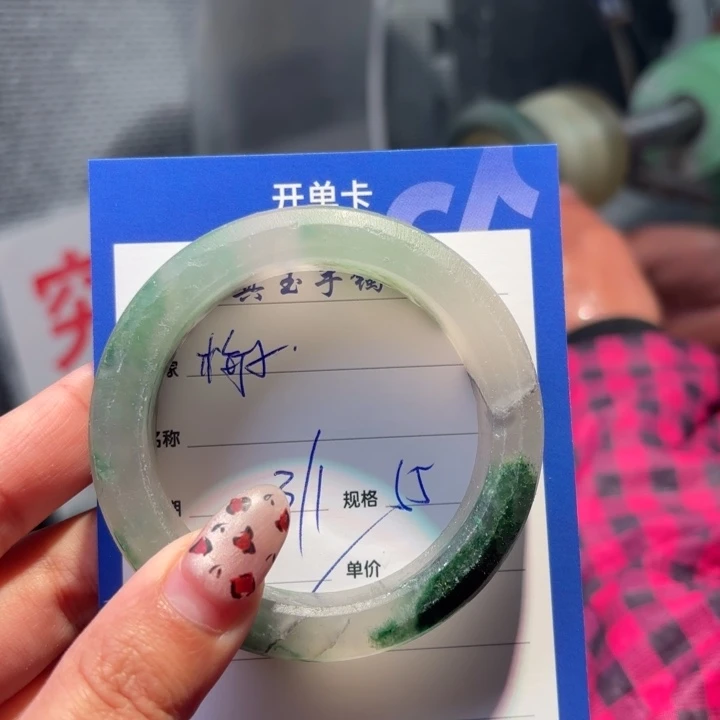 梅***子石英质玉足铂镶嵌手镯