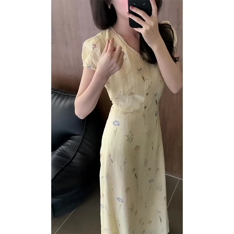 连衣裙女2025夏季新款女法式气质V领系带碎花中长款百搭短袖裙子