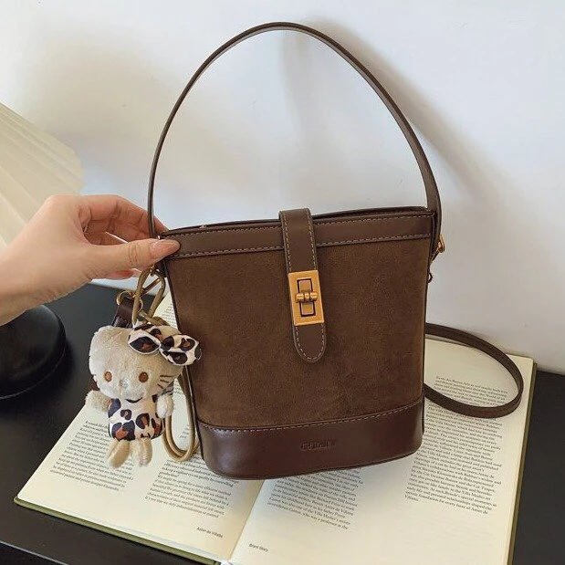 新款高级感轻奢小众设计感单肩斜挎包流行水桶包包女式