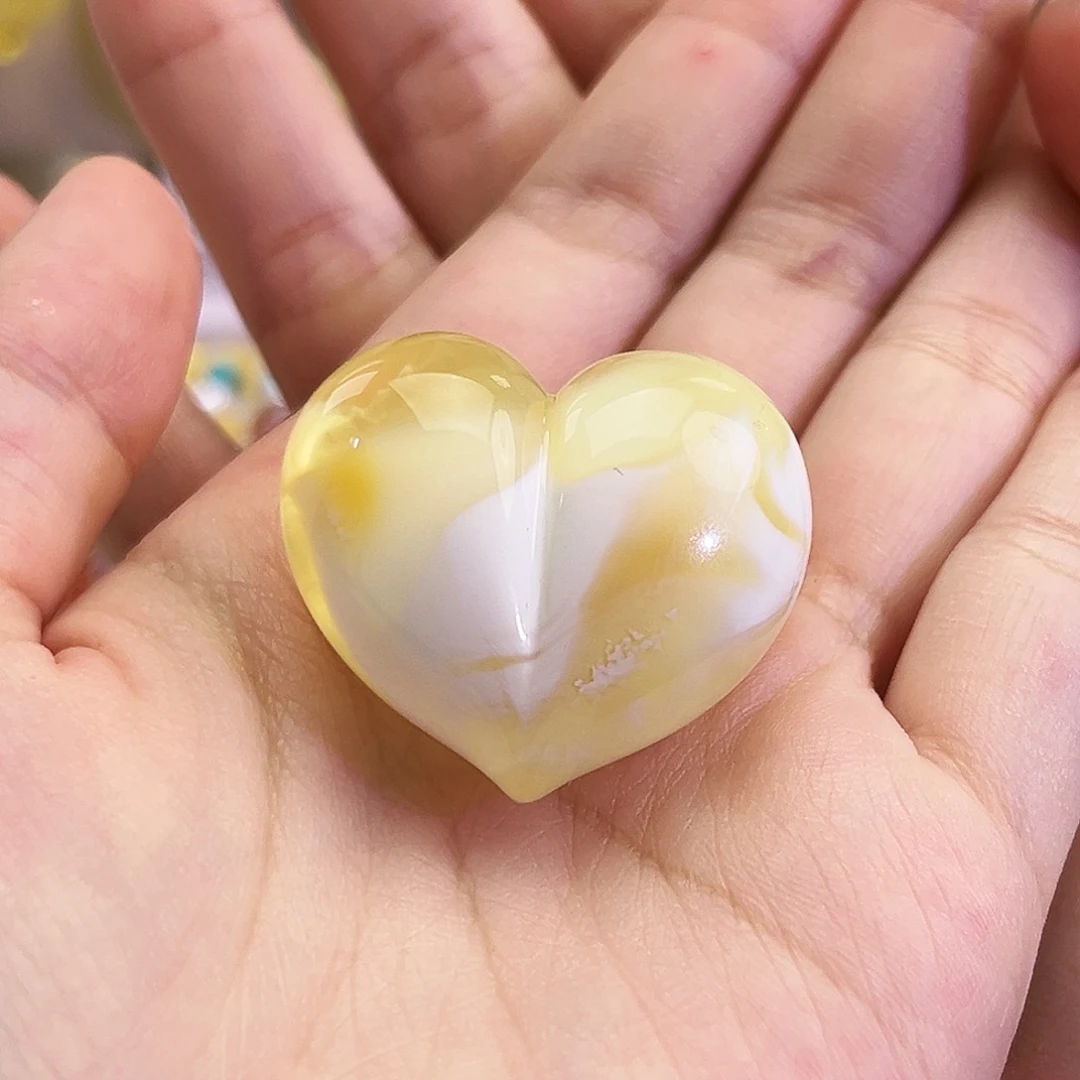 未镶嵌琥珀裸石屁桃11.2g