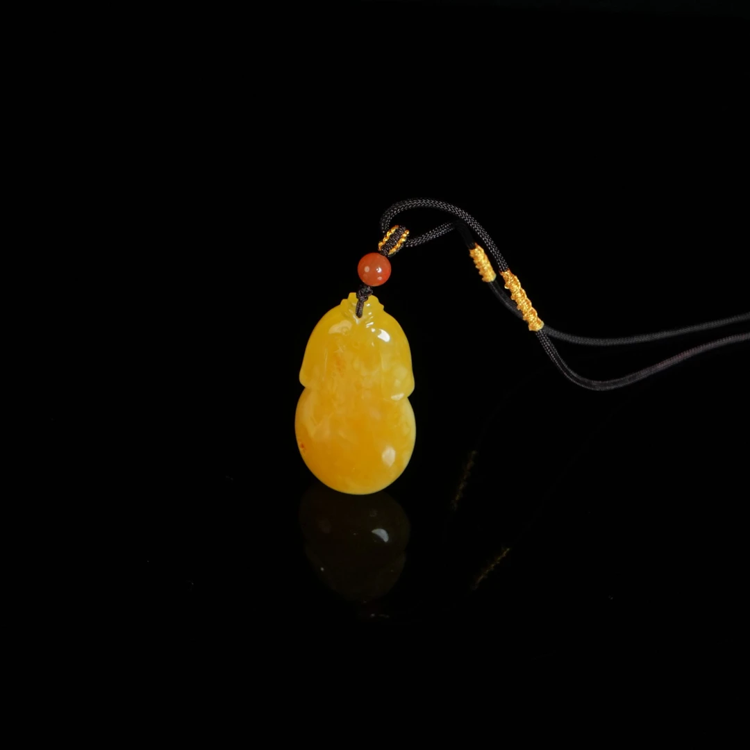 M2645 俄料满蜜鸡油黄旗开得胜吊坠 15.36g