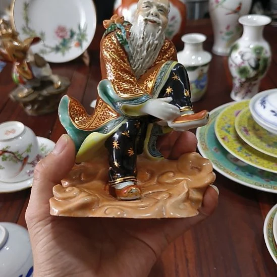 梦***觉雕塑东方朔偷桃一个