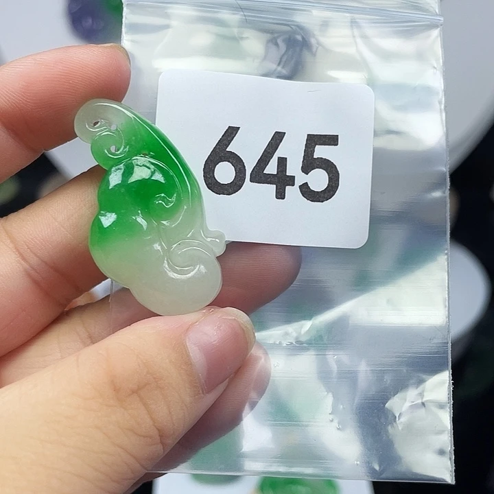 翡翠未镶嵌吊坠(赠链)