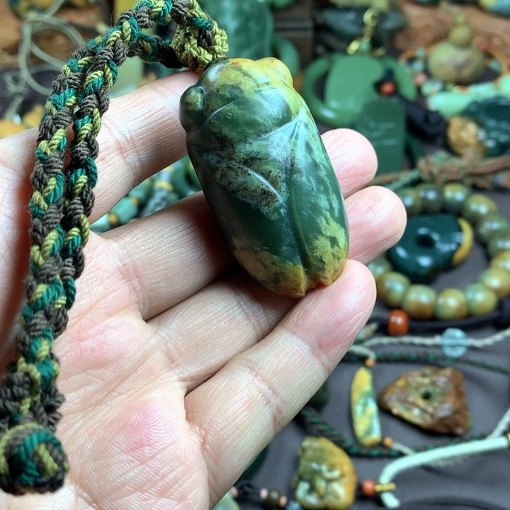 吊坠(赠链)未镶嵌岫岩河磨玉（透闪石质玉）