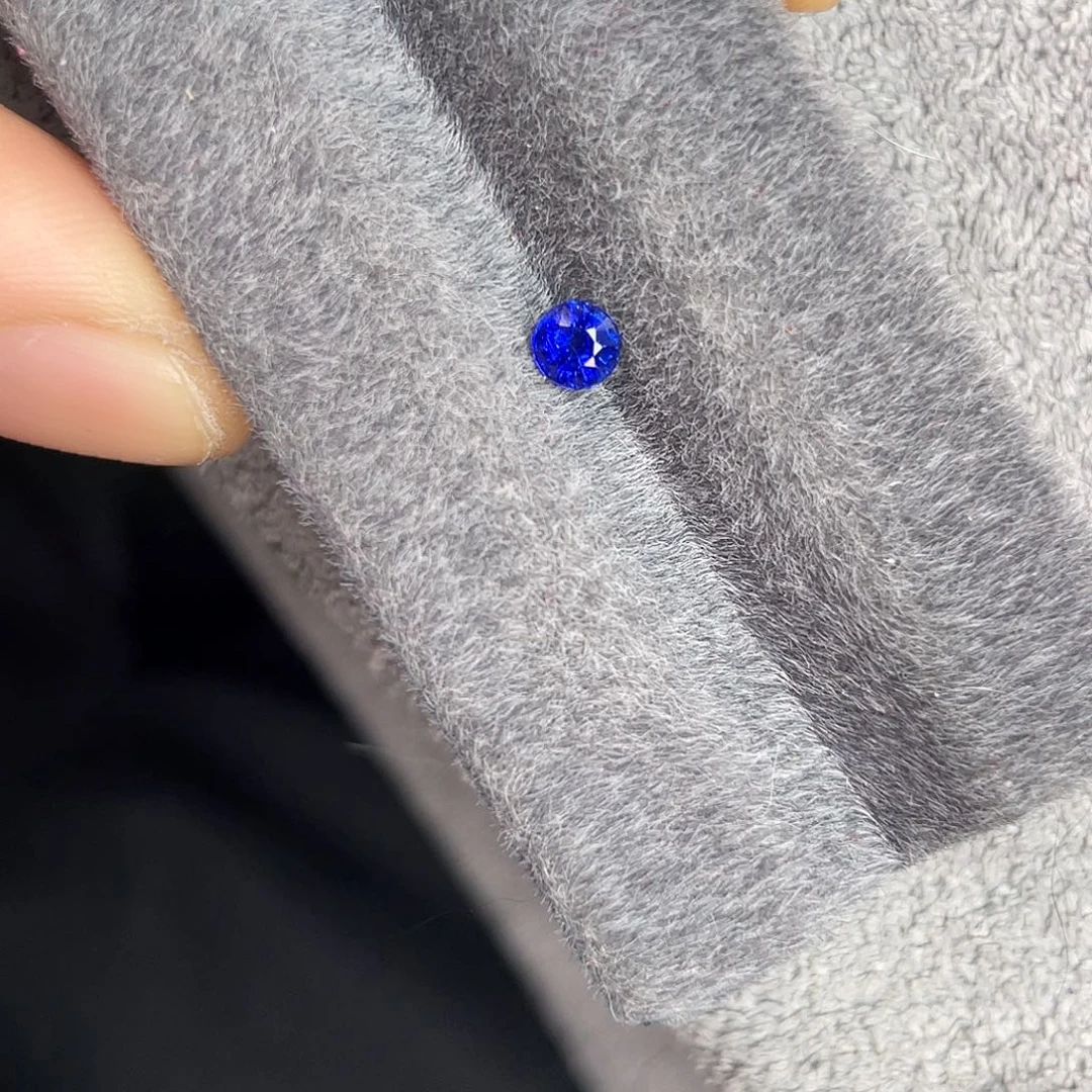 蓝宝石裸石未镶嵌0.5Ct。