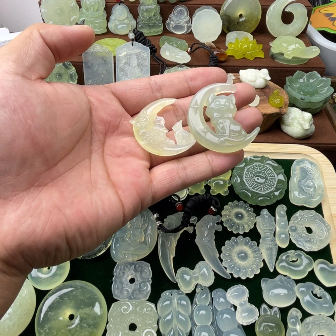 l***平未镶嵌蛇纹石玉颈饰
