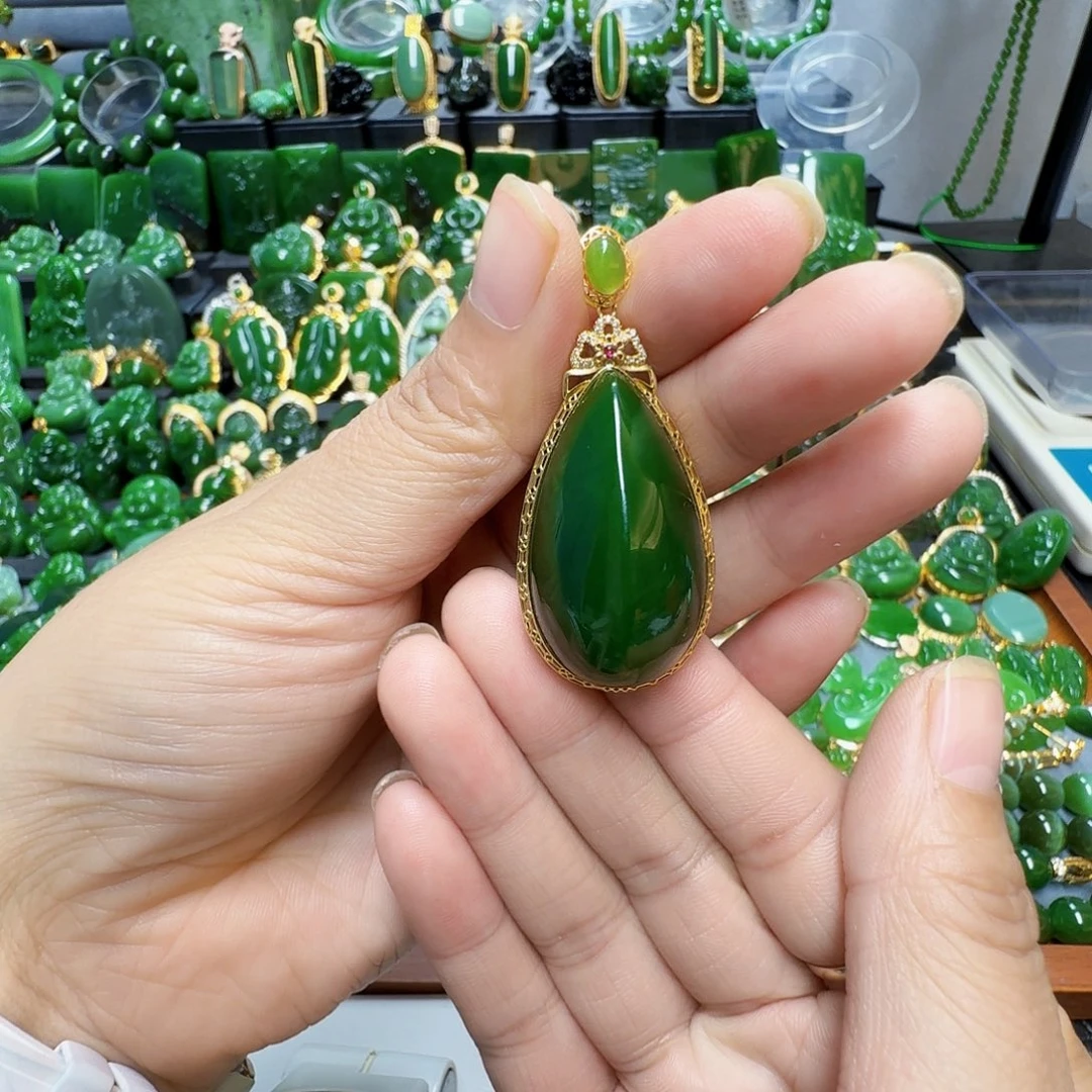 和田玉（碧玉）颈饰18K金镶嵌蔓**?