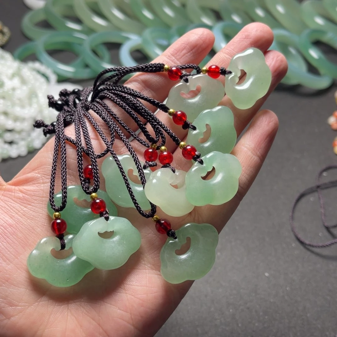 颈饰未镶嵌石英质玉南**并