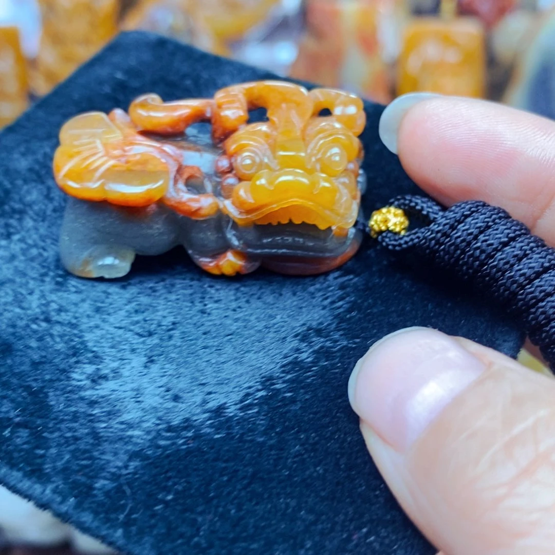 未镶嵌石英质玉（黄龙玉）颈饰