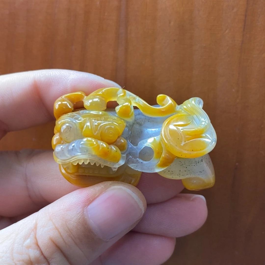 石英质玉（黄龙玉）未镶嵌颈饰