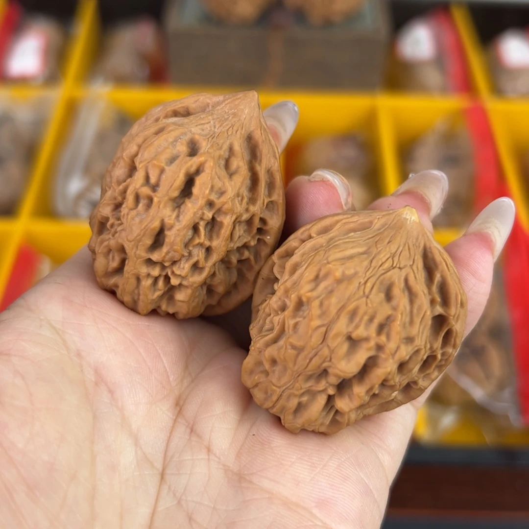 文玩核桃把件鸡心黄尖，歪默认其他瑕疵