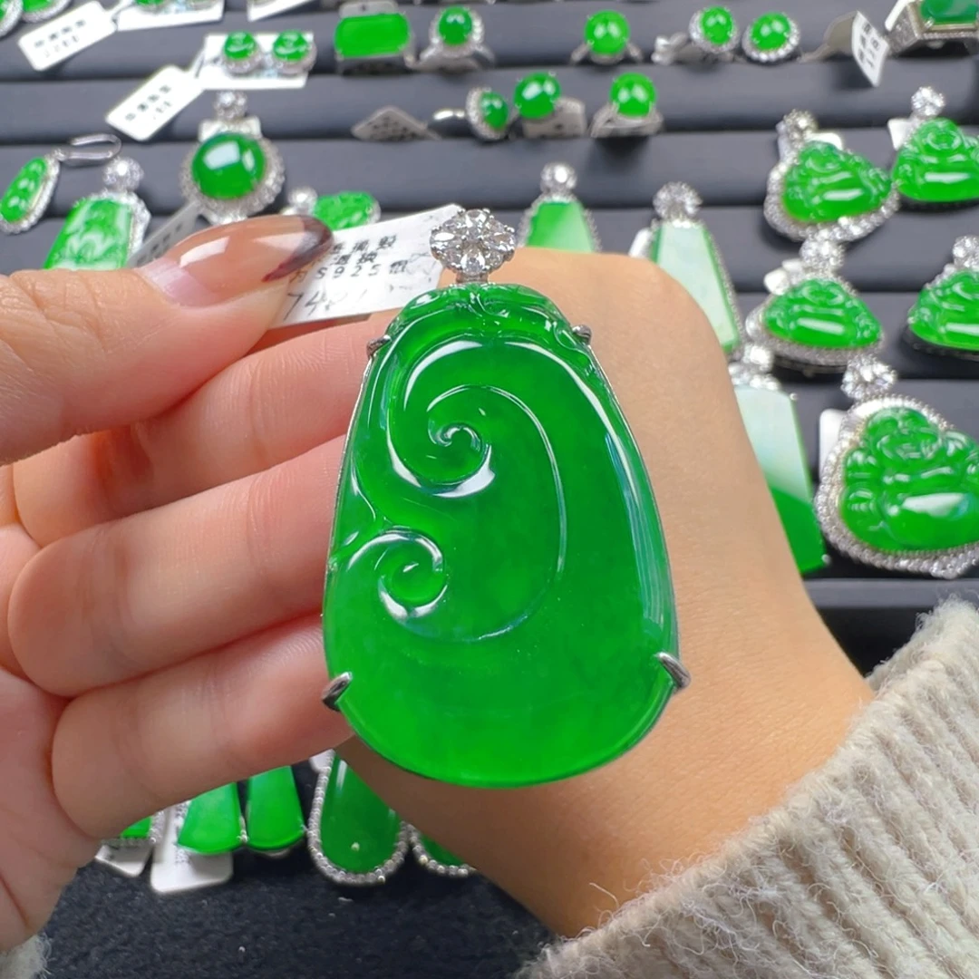 翡翠银S925镶嵌颈饰如意