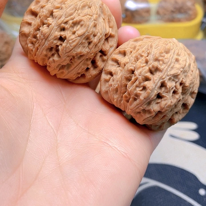 文玩核桃吊坠绣球一对