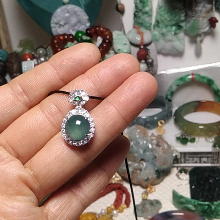 翡翠吊坠(赠链)未镶嵌